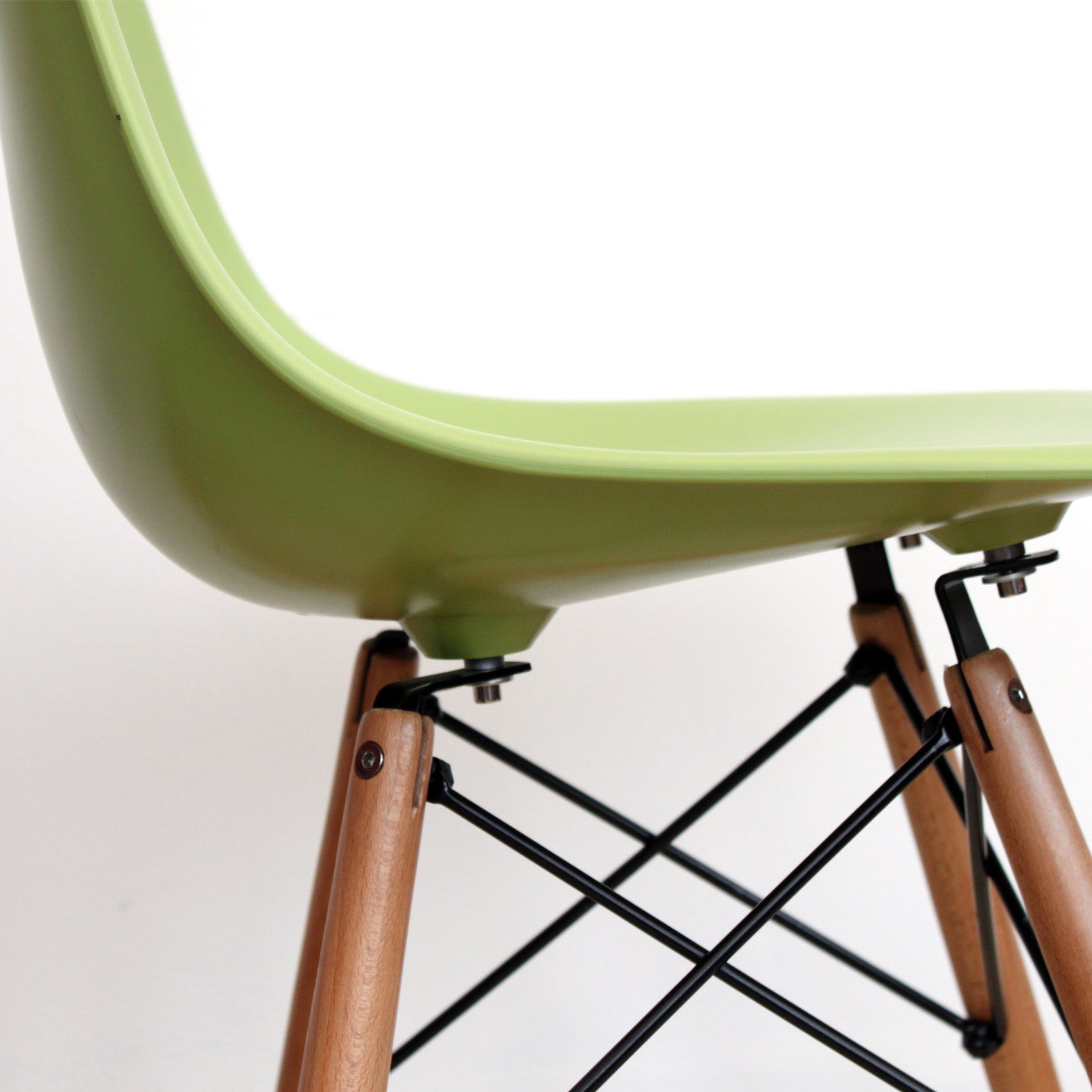 Iconic DSW Style Side Chair  Green - Natural Legs