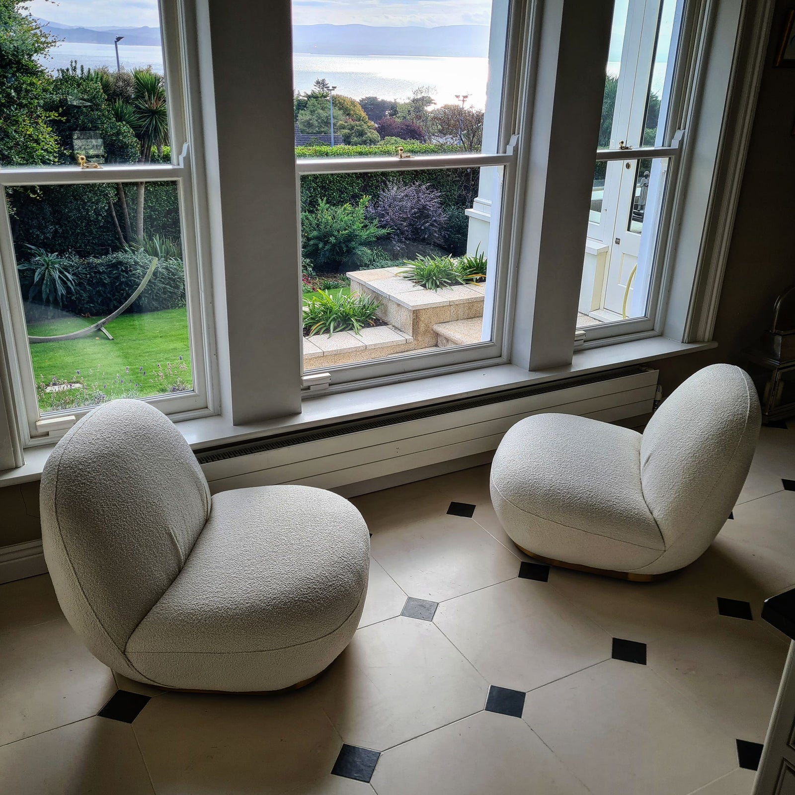 Pacha Style Swivel Lounge Chair White